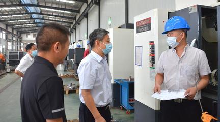 嚴(yán)華在邵陽經(jīng)濟(jì)技術(shù)開發(fā)區(qū)企業(yè)開展&ldquo;送政策、解難題、優(yōu)服務(wù)&rdquo;行動