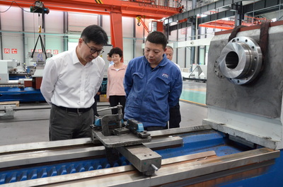 甘肅省委常委、副省長張錦剛在星火機(jī)床公司調(diào)研