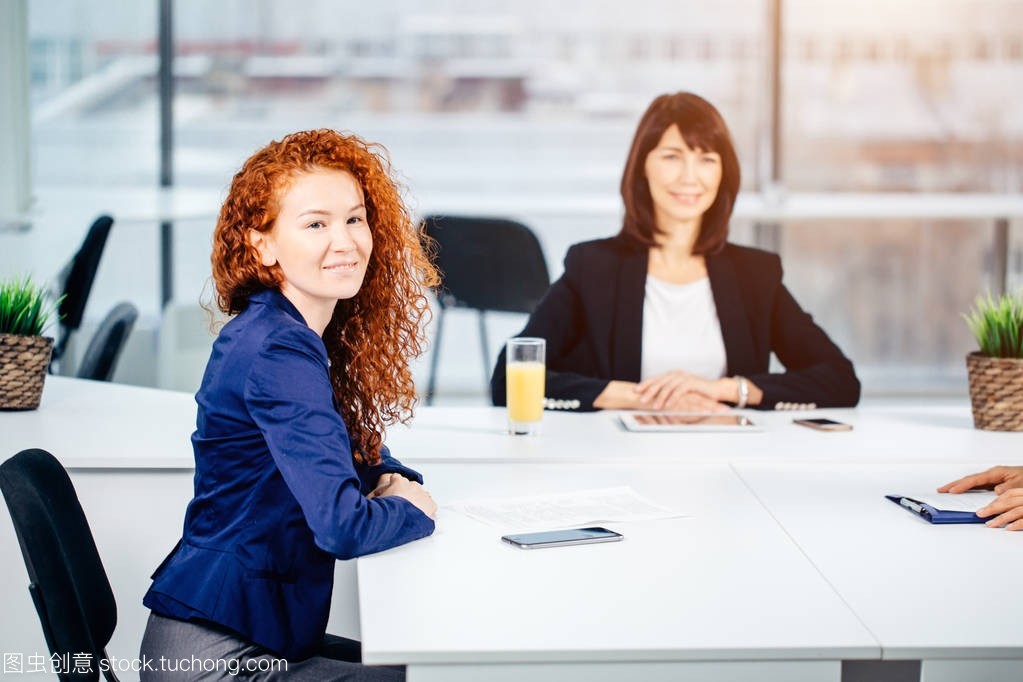 商務、技術和辦公室概念-微笑的女老板與團隊交談